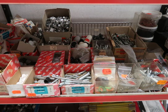 4 fag + 2 stativer med stort parti skruer, bolte m.m.