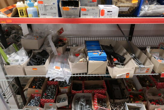 4 fag + 2 stativer med stort parti skruer, bolte m.m.