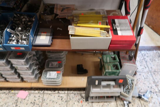 4 fag + 2 stativer med stort parti skruer, bolte m.m.