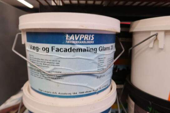 2 fag med stort parti maling, olier, væsker m.m. 