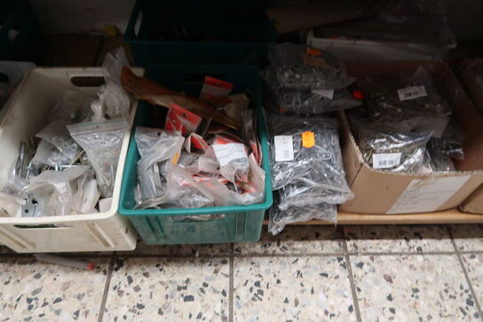 4 fag + 2 stativer med stort parti skruer, bolte m.m.