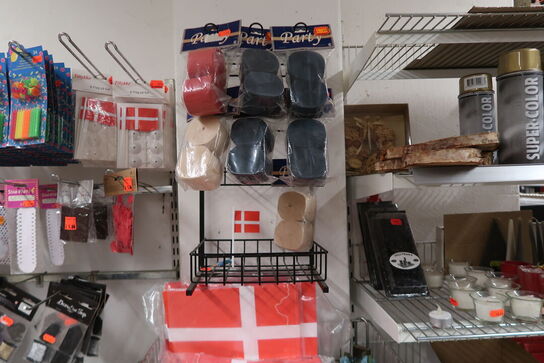 4 fag med diverse pynt m.m. 