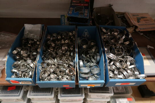 4 fag + 2 stativer med stort parti skruer, bolte m.m.