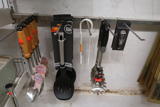 Stort parti køkkenredskaber m.m. - tøm 2 fag 