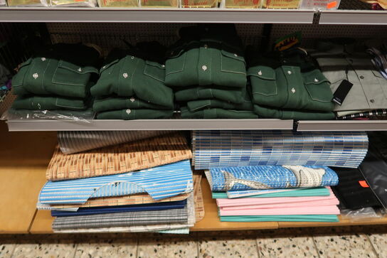 Tøm 4 fag med tøj, klude & handelsvarer 