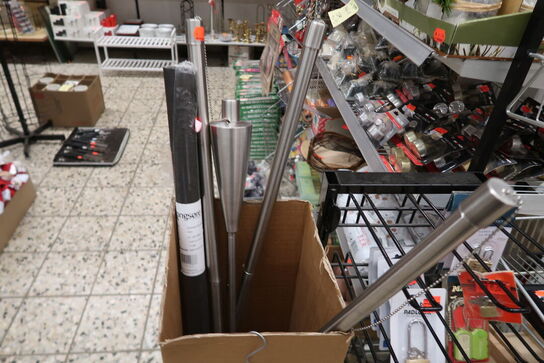 4 fag + 2 stativer med stort parti skruer, bolte m.m.