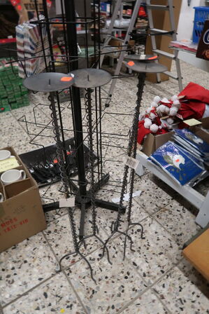 Stativ med indhold + diverse knive & kopper