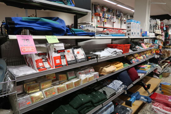 Tøm 4 fag med tøj, klude & handelsvarer 