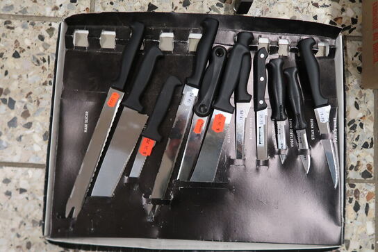 Stativ med indhold + diverse knive & kopper