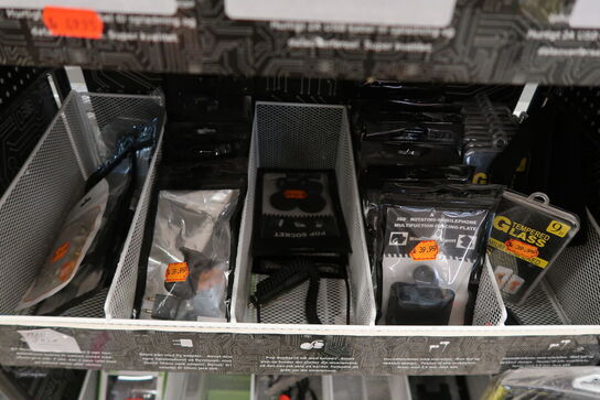 Stativ med stort parti telefonudstyr 