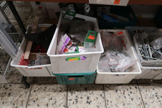 4 fag + 2 stativer med stort parti skruer, bolte m.m.