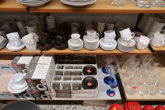 Stort parti service, køkkenredskaber m.m. - tøm 7 fag 