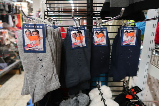 Stativ med stort parti huer, strømper m.m. 