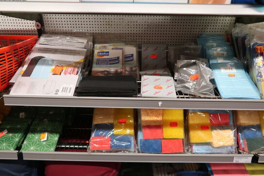 Tøm 4 fag med tøj, klude & handelsvarer 