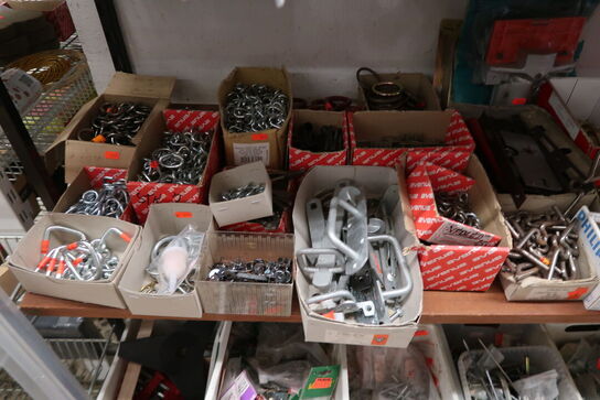 4 fag + 2 stativer med stort parti skruer, bolte m.m.