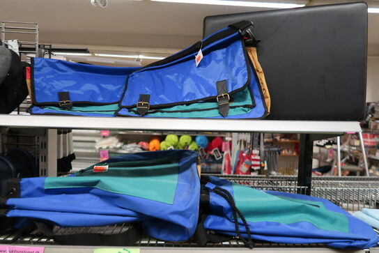 Tøm 4 fag med tøj, klude & handelsvarer 