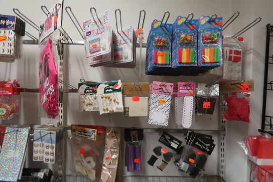 4 fag med diverse pynt m.m. 