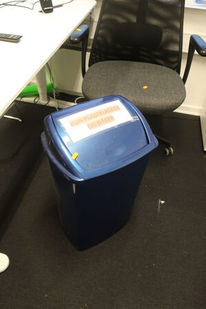 El. hæve/sænke skrivebord, kontorstol, stol, affaldsspand samt skuffemodul