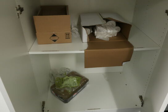 5 stk. skabe med indhold