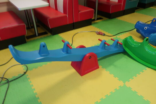 Vipper, bænke samt 2 stk. gåcykler