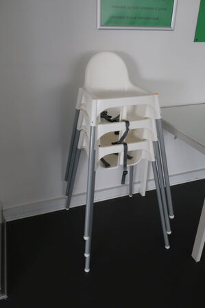 3 stk. højstole samt 5 stk. borde og 12 stk. stole