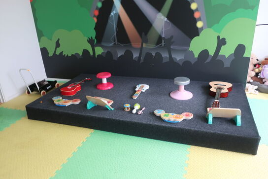 Legetøjsinstrumenter, vogn, legekøkken m.v.