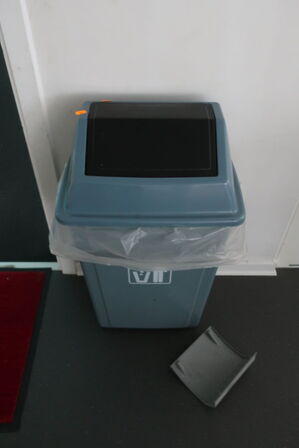 3 stk. højstole samt 5 stk. borde og 12 stk. stole