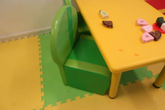 Børnebord samt 4 stk. stole