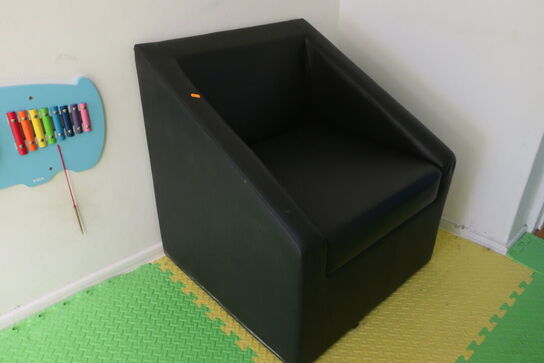 Lænestol samt 2 stk. vægdekorationer