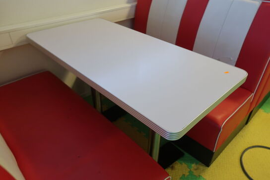 12 stk. bænke samt 6 stk. spiseborde