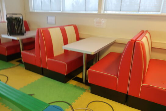 12 stk. bænke samt 6 stk. spiseborde