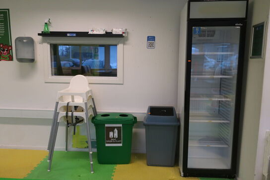 Displaykøleskab SIMFER 20D385MC samt affaldsspande og 3 stk. højstole