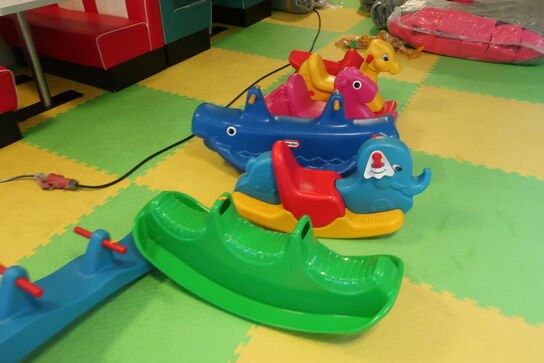 Vipper, bænke samt 2 stk. gåcykler