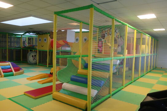 Komplet legetårn med kuglerum, skumgrav samt alt skumgulv på etagen