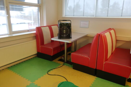 12 stk. bænke samt 6 stk. spiseborde