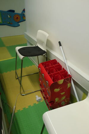 2 stk. rullediske samt reol og stole