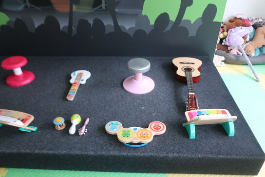 Legetøjsinstrumenter, vogn, legekøkken m.v.