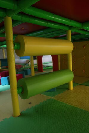 Komplet legetårn med kuglerum, skumgrav samt alt skumgulv på etagen