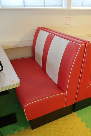 12 stk. bænke samt 6 stk. spiseborde