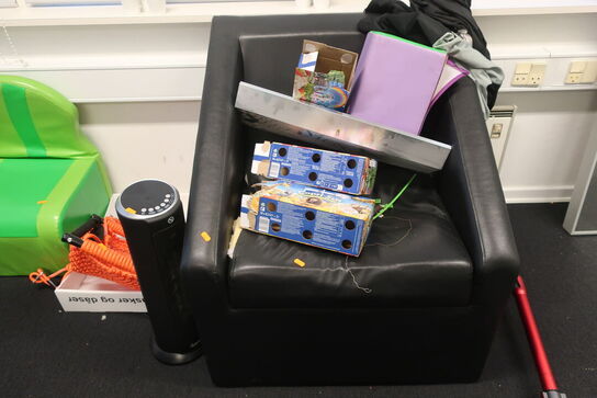 Varmeblæser, lænestol, støvsuger samt spejl