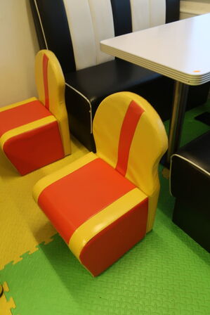 Børnebord samt 4 stk. stole