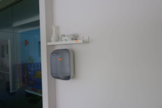 2 stk. affaldsspande samt papirdispenser og hylde