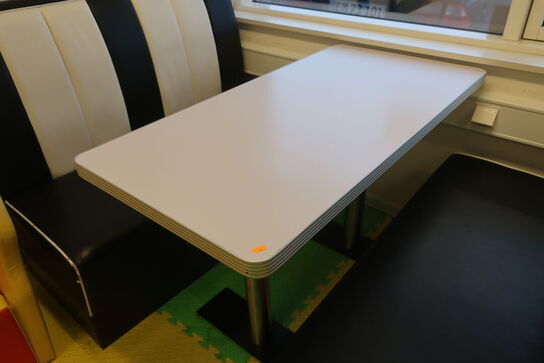 8 stk. bænke samt 4 stk. spiseborde