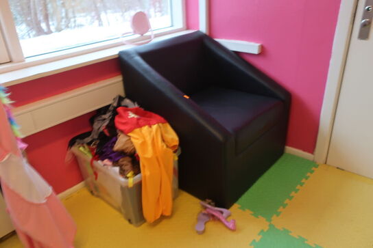 Dukkehus, legetøj m.v. 