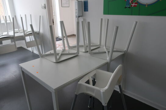 4 stk. spiseborde samt 15 stk. stole 