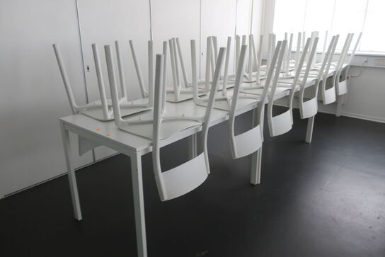 3 stk. højstole samt 5 stk. borde og 12 stk. stole