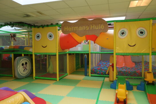 Komplet legetårn med kuglerum, skumgrav samt alt skumgulv på etagen