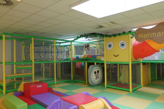 Komplet legetårn med kuglerum, skumgrav samt alt skumgulv på etagen