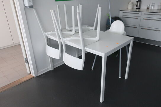 4 stk. spiseborde samt 15 stk. stole 