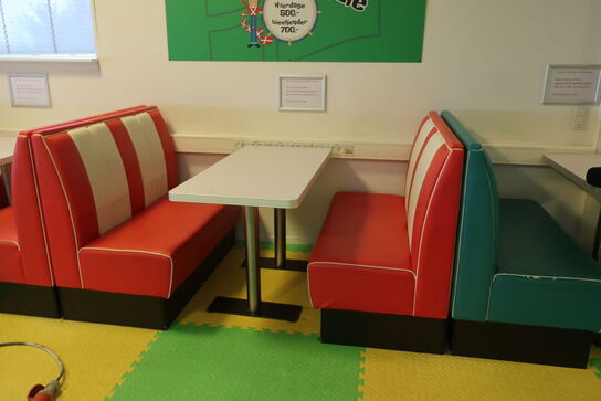 12 stk. bænke samt 6 stk. spiseborde